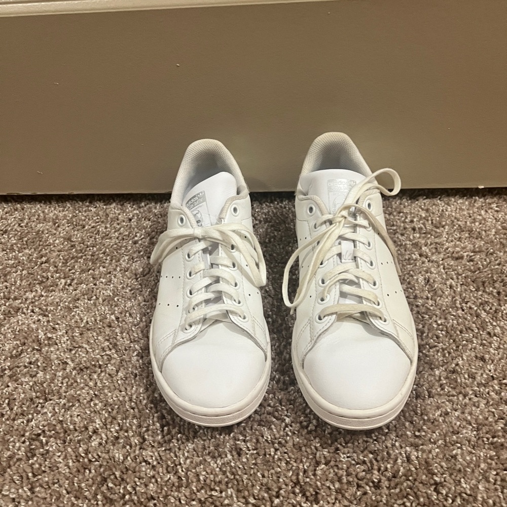 Iridescent Adidas Stan Smith Big kid 7 / Women’s 8.5